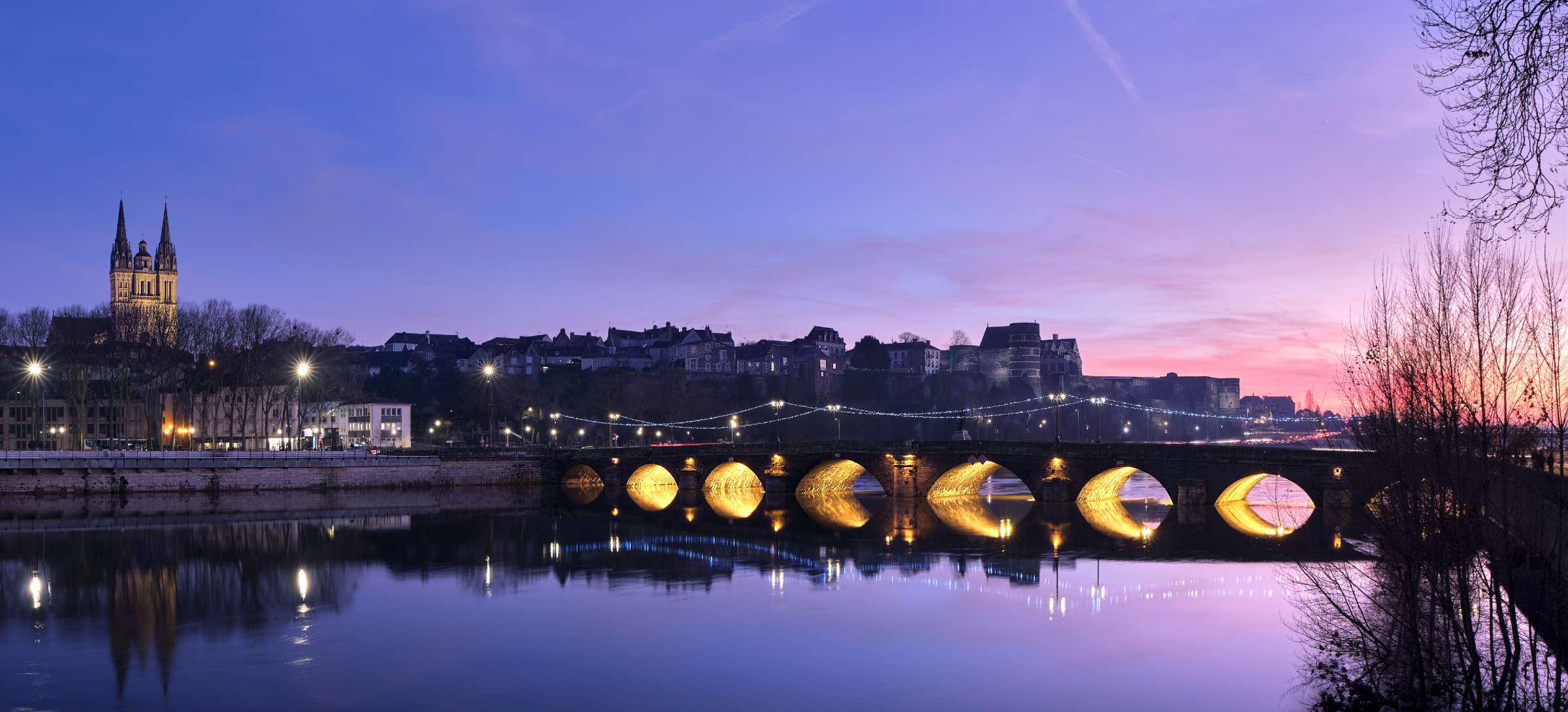 Ville de Angers au coucher de soleil