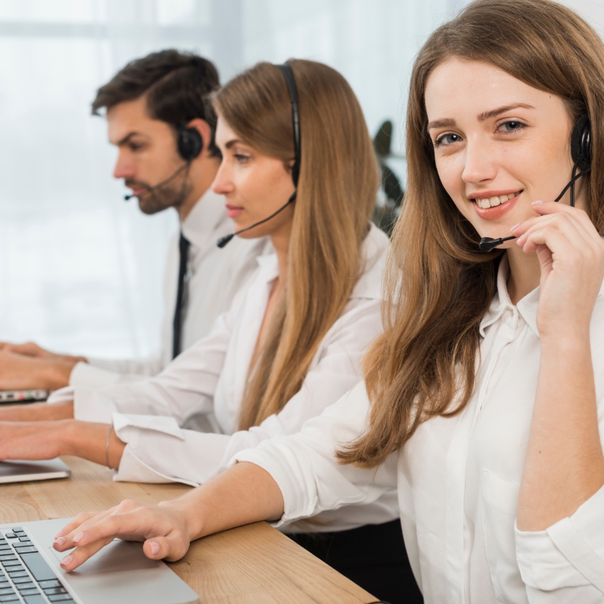 3 employés sont au téléphone avec des clients