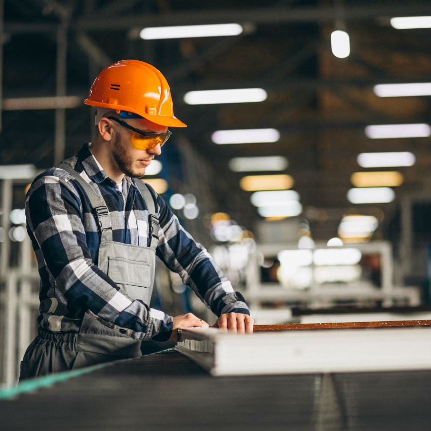 Un ouvrier dans une usine