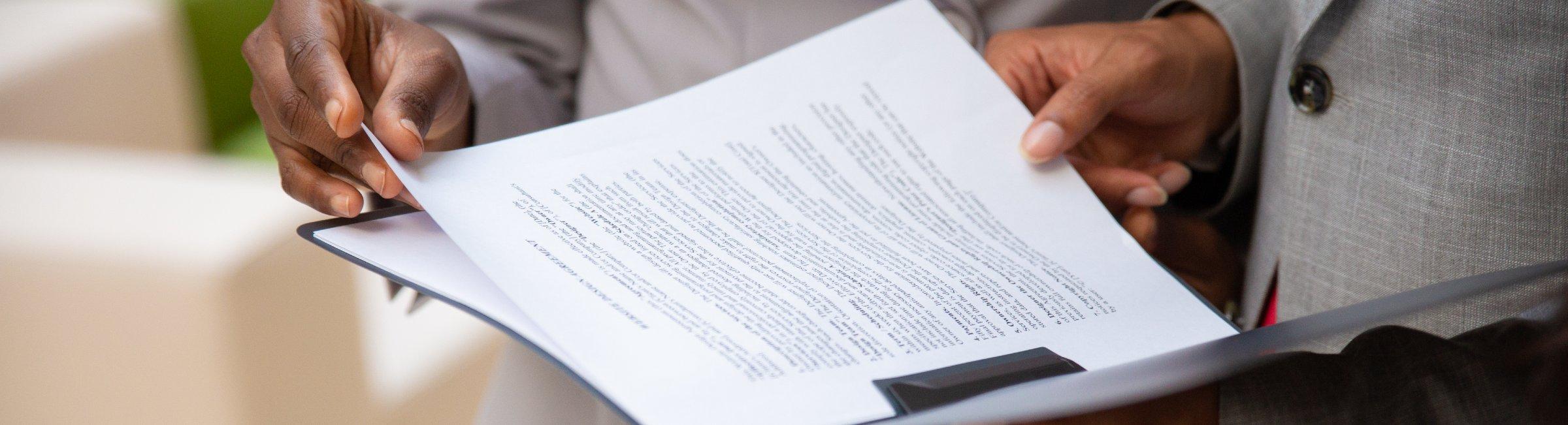 Deux hommes regardent un document